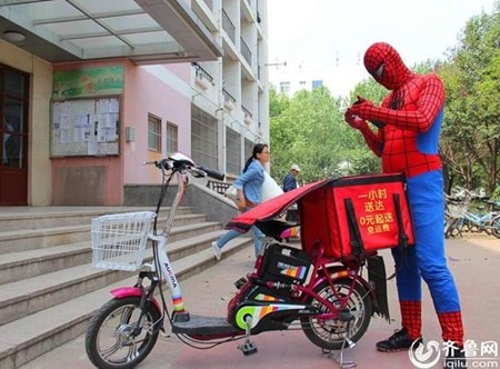 Đặc biệt hơn, khi đưa hàng, anh sẽ mặc bộ đồ