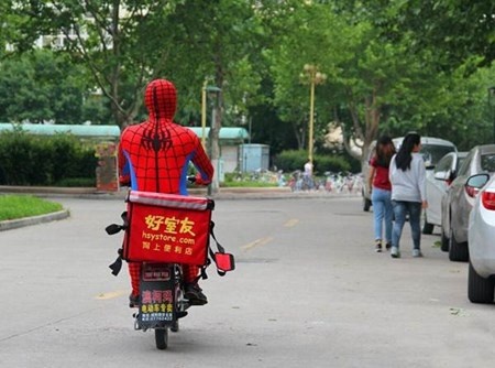 Trong khi bạn học còn đang vật lộn với những hồ sơ, những lần phỏng vấn xin việc khó khăn, chàng sinh viên này đã tự tạo công việc cho mình bằng sự sáng tạo.