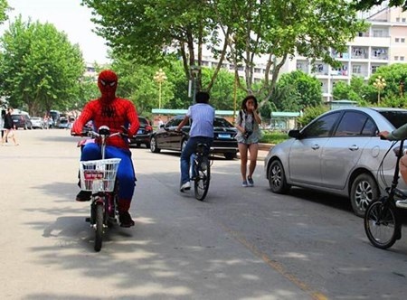 Đông đảo cư dân mạng tán thưởng phương pháp kinh doanh độc đáo mới của anh chàng và chúc cho chàng trai buôn bán phát đạt, tạo được mạng lưới dịch vụ lớn cũng như có điều kiện để giúp đỡ những sinh viên muốn làm thêm.