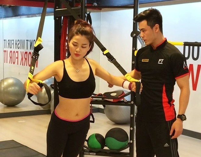 Thầy giáo dạy thể hình Nguyễn Tiến Huy (sinh năm 1987, sống tại Hà Nội) được nhiều người biết đến nhờ sở hữu gương mặt nam tính, thân hình 6 múi săn chắc.