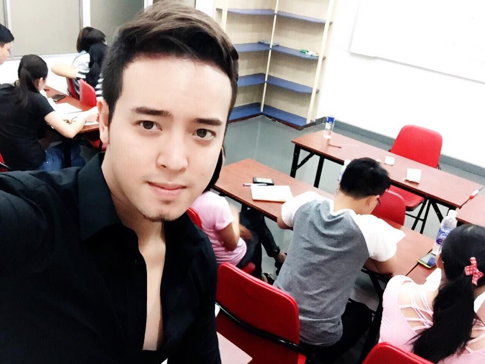 Tim Nguyễn (tên thật Nguyễn Đông Thiên, sinh năm 1988) là thầy giáo dạy tiếng Anh được nhiều bạn trẻ yêu mến.