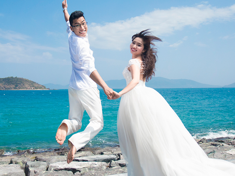 Anh cuoi trong veo tai Nha Trang cua cap doi chi em hinh anh