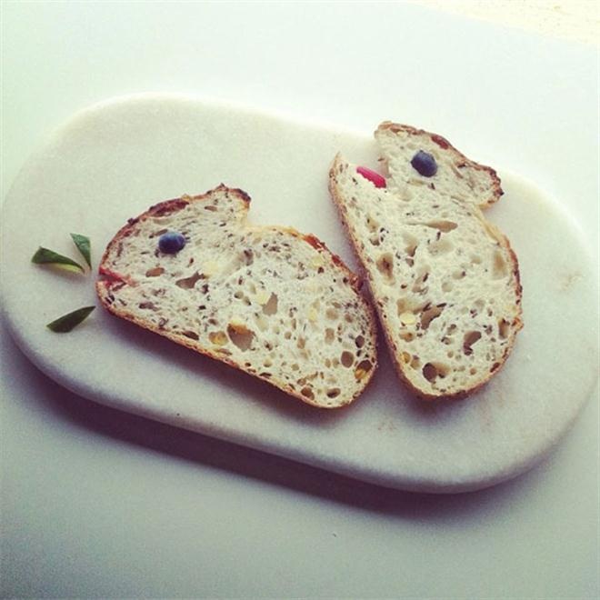 Qua bàn tay khéo léo của Mundane, lát bánh mì đã biến thành cặp đôi thỏ trắng. (Boredpanda)