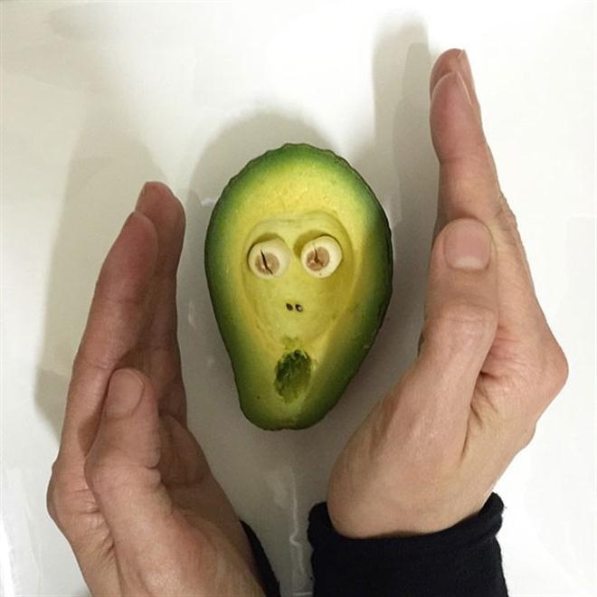 Quả bơ trở thành mặt người đang hét đáng yêu. (Boredpanda)
