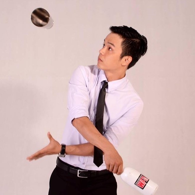 Phạm Đình Song (sinh năm 1989, tại Hóc Môn, TP HCM) hiện là giảng viên chuyên ngành bartender, barista, flair bartending, pha chế thông dụng và quản lý bar tại trường hướng nghiệp Á - Âu và một số trường khác.