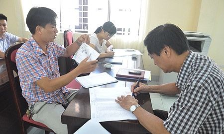 Tại điểm thi Trường THPT Cầu Giấy, sáng 9/6, điểm trưởng điểm thi họp cùng các ủy viên, an ninh khu vực,...để bàn các công tác chuẩn bị cuối cùng cho ngày thi chính thức diễn ra vào 11/6.