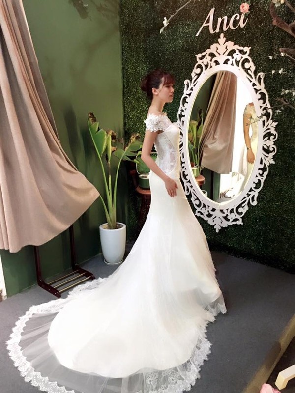 Hà Min được bạn trai dắt đi thử váy cưới. Ảnh: FBNV