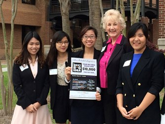 Nu sinh Viet chinh phuc cong ty kiem toan lon nhat the gioi hinh anh