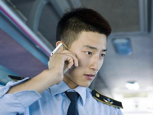 Chang phu xe buyt dien trai bat ngo noi tieng tren mang hinh anh