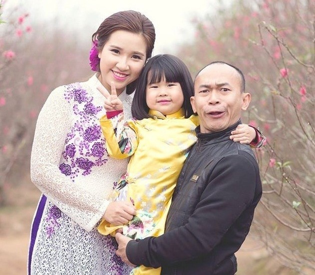 Trải qua 5 năm gắn bó, Jimmii Khánh - Mai Anh đã có hai cô công chúa đáng yêu. Ngoài thời gian dành cho công việc, Khánh thường xuyên đưa gia đình dạo Hồ Gươm, đi ăn chè. Thỉnh thoảng, hai vợ chồng sẽ cùng con đến công viên, xem phim, mua sắm... Khánh tiết lộ, đó là bí quyết giúp anh vun đắp, 