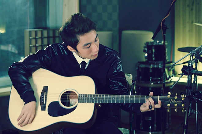 Ngoài ca hát, Sơn Tùng M-TP còn biết sáng tác và chơi nhạc cụ: organ, guitar.