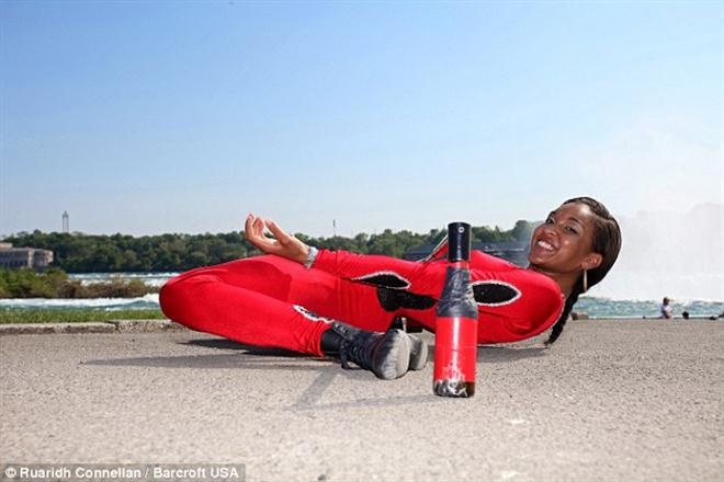 Năm 2010, cô từng nhảy limbo qua độ cao 21.5cm so với mặt đất.