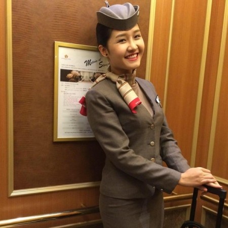 Quỳnh Trang, sinh năm 1991 là tiếp viên hàng không của hãng Asiana Airlines. Cô bắt đầu công việc này từ tháng 7/2012.Sau 2 tháng đào tạo tại Seoul, mỗi ngày 12-13 tiếng, Quỳnh Trang bắt đầu vào công tác tại Asiana Airlines.