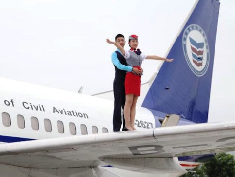 Anh ky yeu phong cach 'Titanic' cua sinh vien Hang khong hinh anh