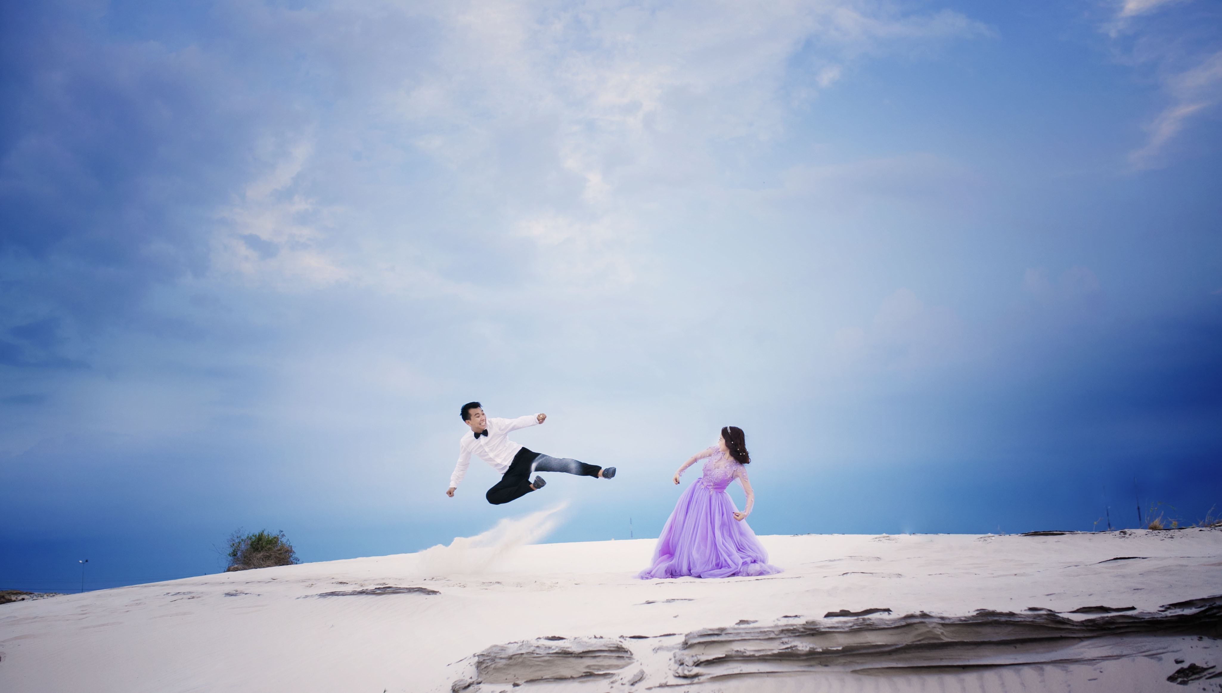 Chủ nhân của bộ ảnh cưới thú vị này là chú rể Lê Quang Vinh (26 tuổi) và cô dâu