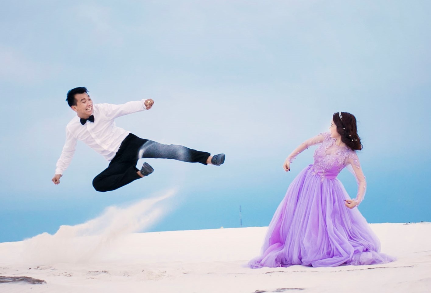 Anh cuoi tinh nghich ben bo bien cua cap doi Binh Duong hinh anh