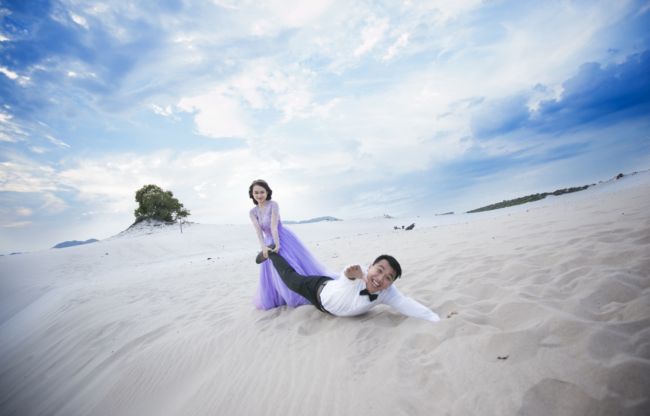 Bộ ảnh được thực hiện tại biển Nha Trang và bãi cát trắng gần sân bay Cam Ranh (tỉnh Khánh Hòa).