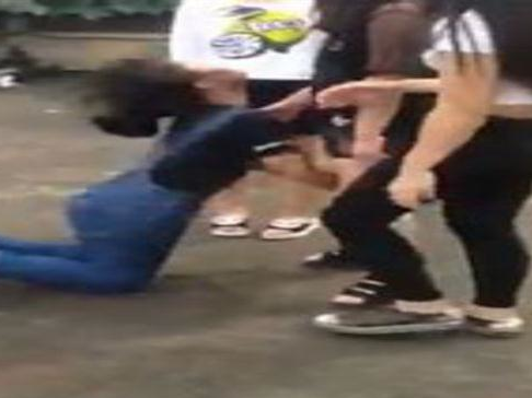 Nu sinh bi nhom ban vay danh, tung clip lot do len mang hinh anh