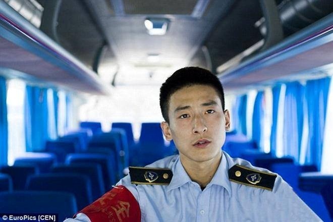 Zhao bắt đầu làm phụ xe buýt cho một công ty vận tải công cộng sau khi tốt nghiệp 2 năm trước. Hiện anh vẫn độc thân và đang tìm kiếm bạn gái.