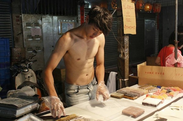 Du Thắng Luân (20 tuổi), chàng trai làm bánh ở chợ Đông Hồ (Đài Loan) sở hữu cơ bụng 6 múi cùng với khuôn mặt điển trai đã làm xiêu lòng biết bao cô gái. Những bức ảnh chụp anh lúc đang làm bánh nhanh chóng được chia sẻ trên mạng. 