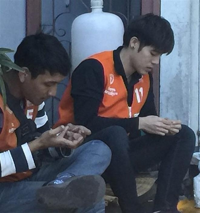 Dechapat Thanadawong, chàng trai lái xe ôm đến từ Thái Lan. Cũng giống như Thắng Luân, Dechapat sở hữu khuôn mặt tuấn tú và thân hình săn chắc. Anh bất ngờ trở nên nổi tiếng khi được một MC truyền hình ở Thái Lan chụp ảnh. Bức ảnh lan truyền nhanh trên mạng. Chàng lái xe ôm trở nên nổi tiếng chỉ sau một đêm và nhanh chóng trở thành thần tượng và khuôn mẫu của giới trẻ nước này.