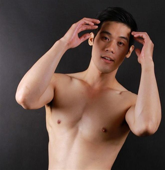 Những lúc rảnh rỗi, Dechapat lại làm người mẫu. Chàng lái xe ôm cho biết anh không hề xấu hổ về công việc “kiếm cơm” hàng ngày của mình. Hiện nay, vẫn còn nhiều người tìm tới để chụp hình chàng người mẫu lái xe ôm điển trai này. Để giữ được vóc dáng đẹp, Dechapat luôn chăm chỉ tập thể dục hàng ngày.