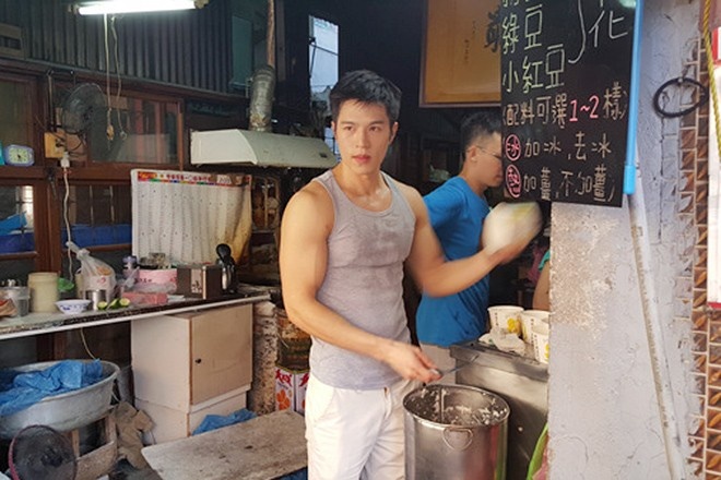 Theo Shanghaiist, chừng một tuần trước, một chàng trai bán tào phớ với thân hình 6 múi cùng khuôn mặt nam thần đã đốn tim biết bao cô gái. Chàng trai này tên là Trần Dịch Đình (26 tuổi), đến từ Đài Bắc (Đài Loan). Anh là con trai của chủ quán tào phớ truyền thống. 