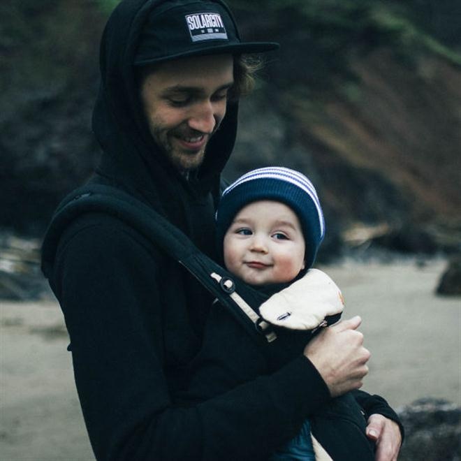 Ảnh Kyson chụp cùng cậu con trai mới sinh Theo.