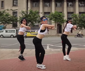 Clip cover Twerk It Like Miley tai 50 dia diem hinh anh