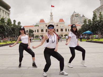 Clip 3 co gai nhay 'Twerk It Like Miley' hut 1 trieu view hinh anh