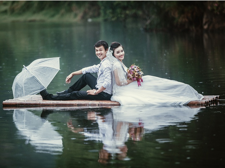Anh cuoi duoi mua tai Da Nang cua co giao tieu hoc 9X hinh anh