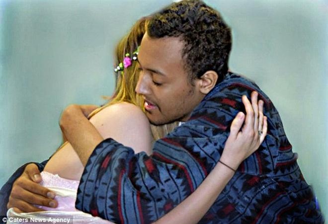 Dam cuoi xuc dong ben giuong benh cua cap doi 16 tuoi hinh anh