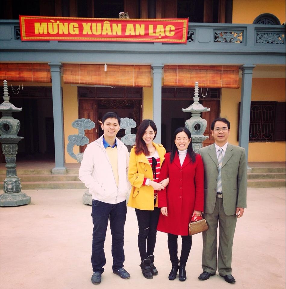 Hà Min là con út trong gia đình có 2 anh em, bởi vậy cô nàng đặc biệt được bố cưng chiều. Hà Min rất yêu bố nhưng người có ảnh hưởng lớn nhất đến cô nàng lại là mẹ. 