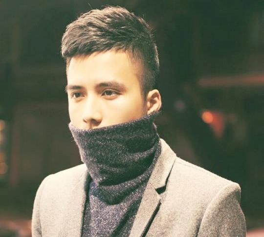 Đang thành công trong lĩnh vực diễn xuất, Mạnh Quân bất ngờ chuyển hướng sang làm ca sĩ, song may mắn không mỉm cười với chàng trai này. Nhóm nhạc của anh tan rã sau một thời gian ngắn hoạt động. Hiện tại, hot boy Hà Thành là một trong những nhân vật chủ chốt của bộ phim sitcom 5S Online với vai Quyết đại ca.