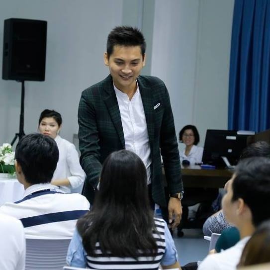 Thay giao dien trai bi hoc sinh nam kiss cam ngay tai lop hoc hinh anh