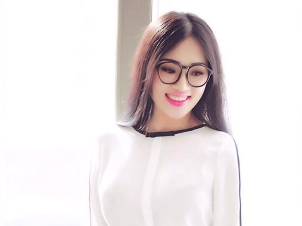 Bà mẹ 35 tuổi cho biết, để giữ vóc dáng, mỗi ngày cô dành ra một tiếng đồng hồ để chạy bộ, song song với đó là chế độ ăn uống khoa học, bổ sung nhiều rau xanh, trái cây... Theo Hạnh, đây là bí quyết giúp chị em phụ nữ có làn da khỏe mạnh.