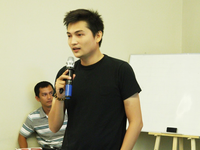 Thay giao dien trai bi nam sinh 'cuong hon' ngay trong lop hinh anh