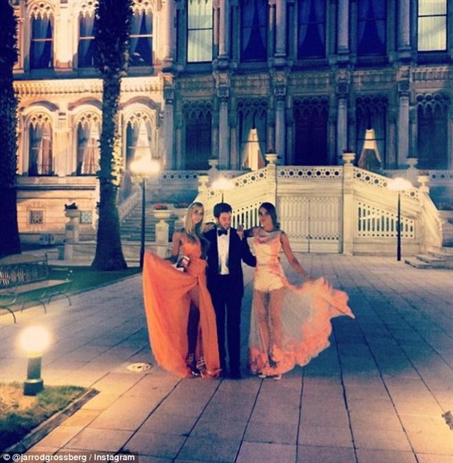 Từ “bay” trong những chiếc xe hơi sang trọng và dùng những chai rượu đắt tiền, đến du lịch và tiệc tùng trên những chiếc du thuyền tư trị giá hàng triệu đô, các “cậu ấm, cô chiêu” đã thể hiện phong cách siêu đại gia.