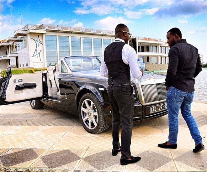 Theo Dailymail, mới đây, nhóm Rick Kids - nhóm nổi tiếng với những “cậu ấm, cô chiêu” chuyên tiêu tiền tỷ - đăng tải lên Instagram những bức ảnh về kỳ nghỉ hè xa hoa như giới quý tộc.