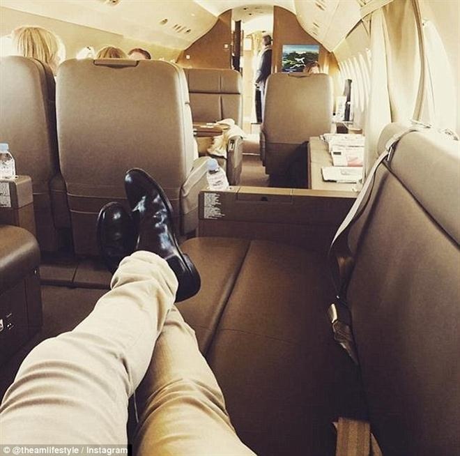 Anh bạn trẻ đang bay về nhà trên chiếc chuyên cơ riêng.