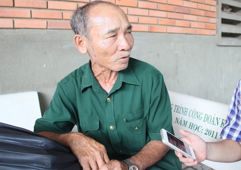 Trong bộ quân phục màu xanh, ông Anh cho biết để kịp làm thủ tục sáng 30/6, ông đi xem đò từ 4h30, sau 2 tiếng ngồi xe đã có mặt tại điểm thi Trường ĐH Sư phạm Kỹ thuật TP.HCM.