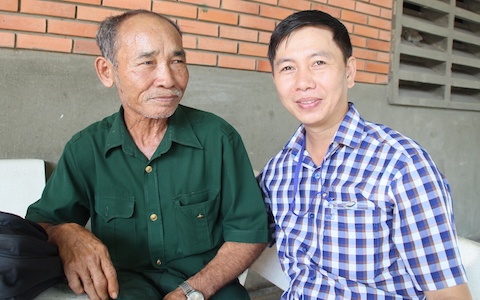 Ông Anh cho biết, trong ki thi năm nay, gia đình có hai người dự thi, ngoài ông còn có con gái đầu tên là Lê Thu Nguyệt cũng dự thi ở cụm này. “Năm ngoái Nguyệt thi vào ĐH Y dược Cần Thơ nhưng thiếu 1 điểm, năm nay đăng kí thi lại. Sáng nay đi cùng nhưng nó ngại, nó bảo tôi lớn tuổi rồi đi thi sẽ có nhiều người chú ý, nhưng tôi thấy thoải mái, phấn khởi và không sợ gì vì học mọi nơi, mọi lúc