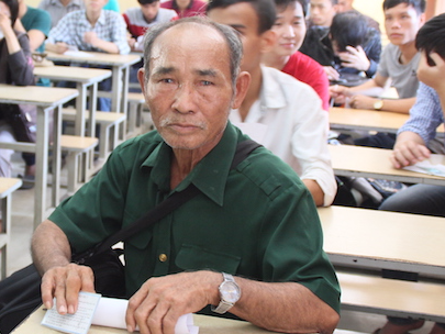 Thi sinh 60 tuoi di 100 km du thi THPT quoc gia hinh anh