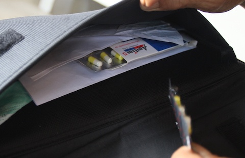 Hành trang đi thi của ông Anh gồm thuốc hạ huyết áp.