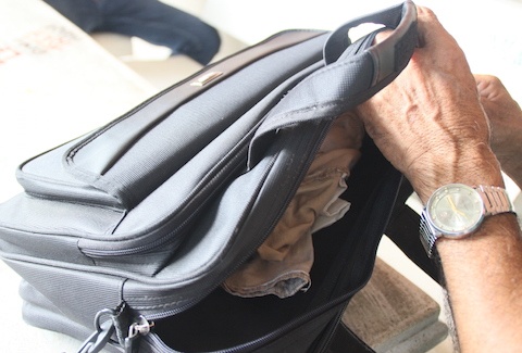 Vài bộ quần áo bỏ trong chiếc cặp gọn nhẹ. Hiện ông vẫn chưa có chỗ ở. “Sau khi làm thủ tục xong, tôi nhờ mấy đứa cháu nhờ tìm hộ chỗ ở, thi xong thì về quê luôn”- ông Anh cho biết.