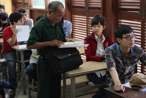 Sinh năm 1955, từng trải qua quân ngũ, ông Anh cho biết dù đi bộ đội về nhưng ông mất hết giấy tờ, dù vậy ngày 27/7 hàng năm vẫn được nhà nước quan tâm và tặng quà.