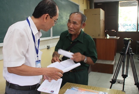 Ông Anh có mặt tại phòng làm thủ tục, ngoài giấy tờ thê quy định ông còn mang theo Đơn đề nghị đinh lại khu vực xét tuyển.