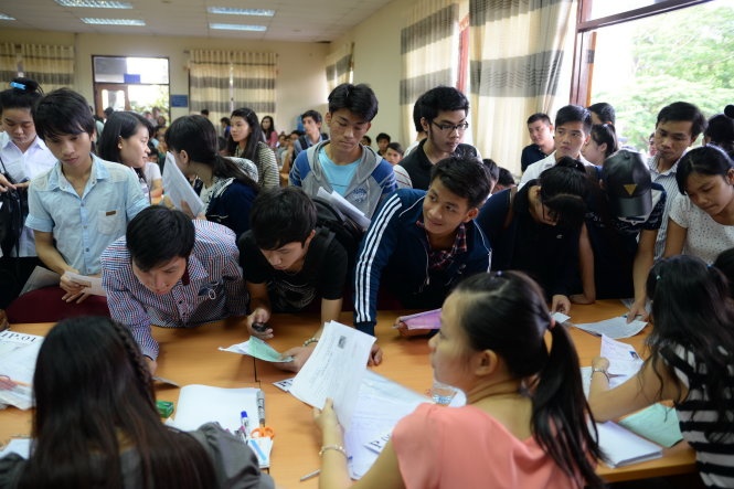 Phòng điều chỉnh hồ sơ tại cụm thi trường ĐH Sư phạm Kĩ thuật TP.HCM rất đông thí sinh ngày 30-6. Ảnh: Hữu Khoa