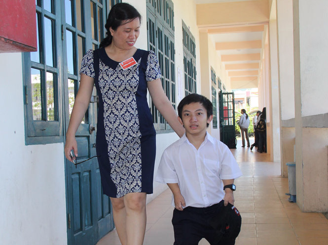 Thi sinh cao 0,9 m, diem hoc 9 phay tu tin di thi hinh anh