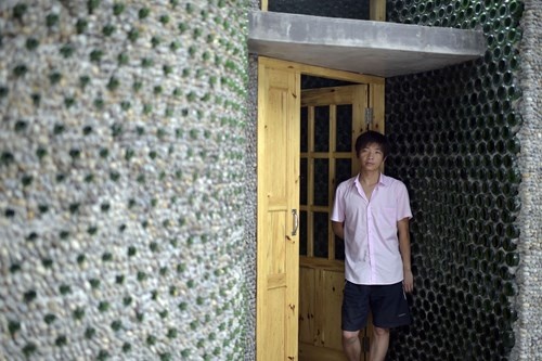 Chi phí xây dựng căn nhà là khoảng 70.000 nhân dân tệ, tương đương 235 triệu đồng. Căn nhà được xây dựng liên tục trong 4 tháng.